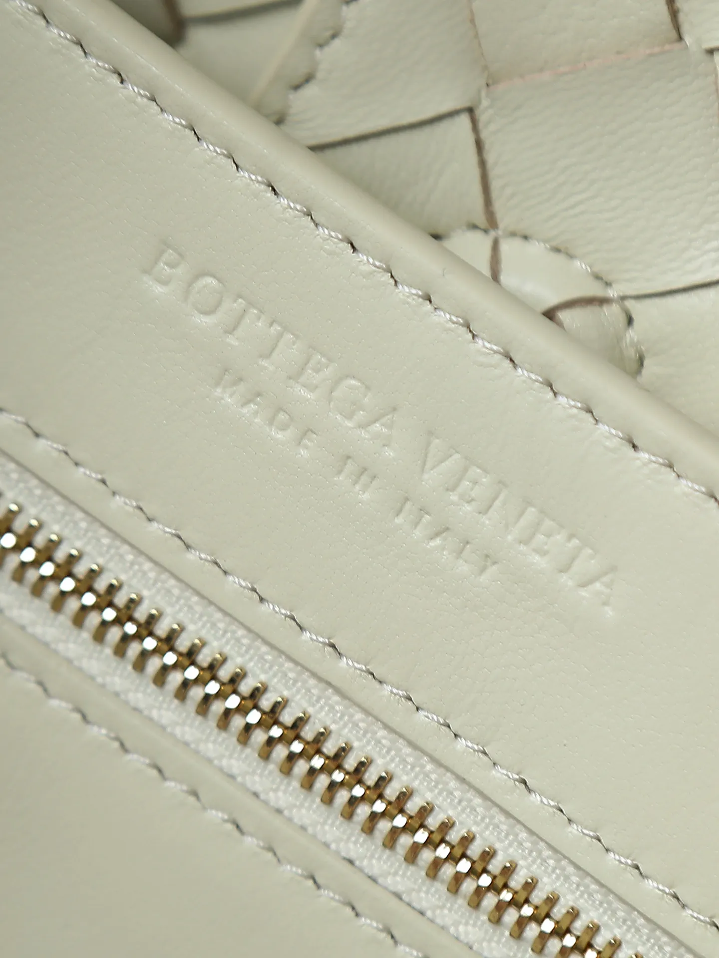 1550. Andiamo is shipping‼ ️Really popular🔥The new Andiamo woven handbag launched by Bottega Veneta this season is really popular all over the world! ! Celebrities at home and abroad have worn it, and Oscar-winning actress Michelle Yeoh has taken it out on the street. Song Jia, Trai Yala, Yu Feihong, Sanji Ayaka, Rosie Hunting-Whiteley, Yoshioka Riho, etc. have all worn this bag. It is classic and versatile and shows off your temperament, and the bag capacity is also large, which is very convenient for daily commuting! ! A variety of carrying methods, the shoulder straps can be adjusted by yourself, the original lambskin feels soft and delicate, and the unisex style breaks gender boundaries and brings a more practical and longer-lasting use experience. Andiamo, which has both elegant and casual styles, perfectly interprets the true appearance of "fashionable old money style". Style number: 766016 Size: 32*24*12